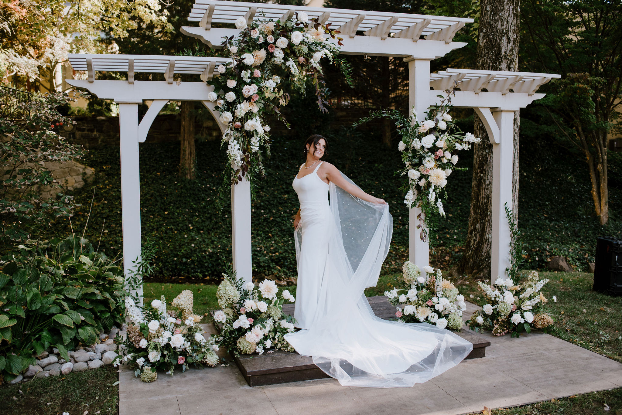 Pomme Arbor with Flowers